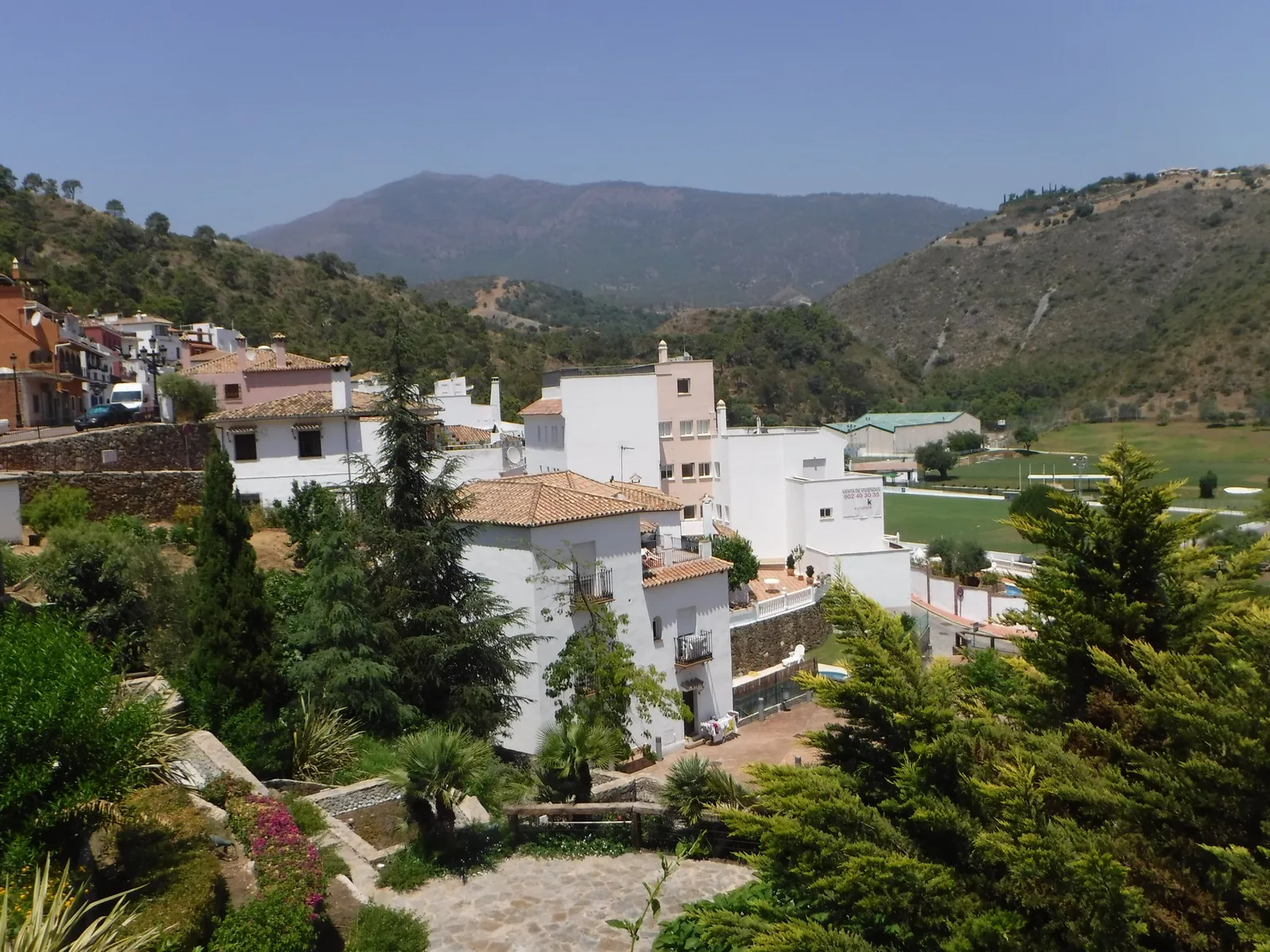 The village setting of Benahavís