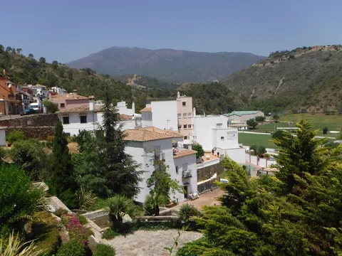The village setting of Benahavís
